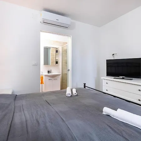 Beautiful In With Kitchen Holiday home *