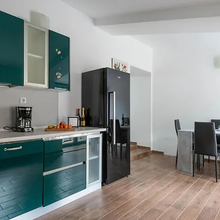 Beautiful In With Kitchen Holiday home *